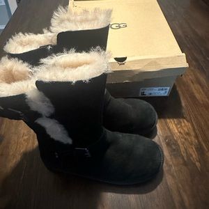UGG big kids Magda black Size 6